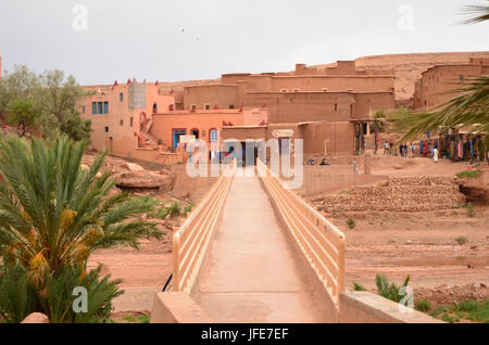 Bridge-Blick über Draa River bei Aït Benhaddou Kasbah in Ouarzazate im Atlasgebirge, Marokko Stockfoto