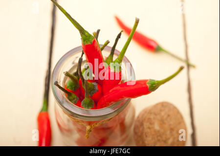 Red chili peppers auf Glas Stockfoto