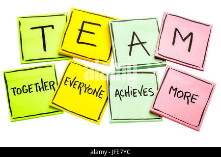 TEAM-Akronym (zusammen jeder erreicht mehr), Teamwork Motivation Konzept, Handschrift auf eine bunte Haftnotizen, isoliert auf weiss Stockfoto