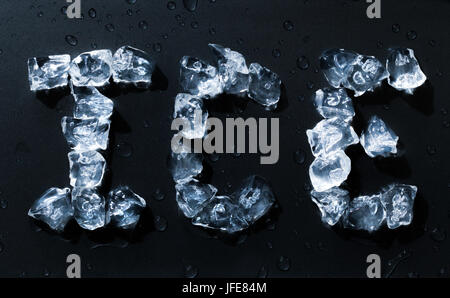 Eis-Wort geschrieben in Eiswürfel schmelzen mit Wassertropfen. Dunklen Hintergrund Stockfoto