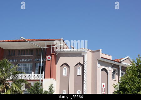 31. Mai 2017, Fethiye, Türkei: Ein unbekannter Mann auf dem Dach des Gebäudes mit der Hof Zimmer in Fethiye in der Türkei, 31. Mai 2017 Stockfoto