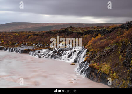 Wasserfälle Hraunfossar auf stürmischer Tag, Island Stockfoto