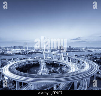 Shanghai Nanpu-Brücke bei Einbruch der Dunkelheit Stockfoto