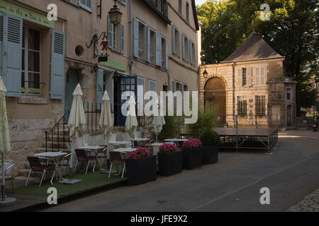 Eine ruhige Straße mit einem Restaurant im Zentrum von Chartres. Stockfoto