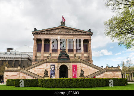 Berlin, Deutschland - 13. April 2017: Alte Nationalgalerie (Alte Nationalgalerie) Berlin Museumsinsel mit Menschen herumlaufen in Berlin, Deutschland Stockfoto