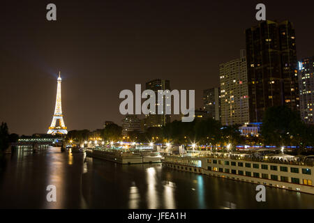 Der Eiffelturm, Seineufer und Paris Kreuzfahrt Boote in der Nacht. Stockfoto