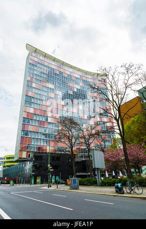 Berlin, Deutschland - 14. April 2017: Straße mit modernen Wohnungen und Büros in Berlin, Deutschland Stockfoto