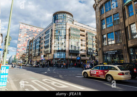 Berlin, Deutschland - 14. April 2017: Taxi in einer Straße mit Verkehr und Passanten in Berlin, Deutschland Stockfoto