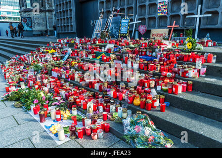 Berlin, Deutschland - 14. April 2017: Kerzen im Kaiser-Wilhelm-Gedächtnis-Kirche durch die Bombardierung von Berlin ereignete sich am 19. Dezember 2016 in einen Weihnachtsmarkt Stockfoto