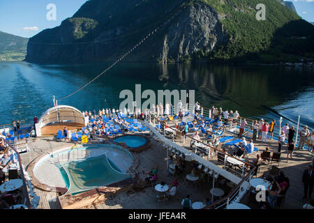 Cruse Schiff verlassen Flam Dorf in Flåmsdalen, am inneren Ende des Aurlandsfjorden Stockfoto