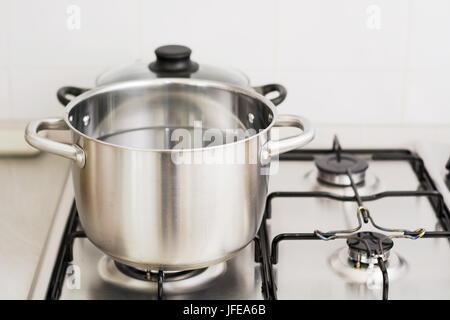 Edelstahl Kochtopf auf Gas Herd Stockfoto