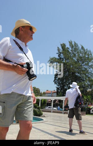 31. Mai 2017, Fethiye, Türkei: Unbekannte englische Touristen mit Kameras entlang der Promenade in Fethiye, Türkei, 31. Mai 2017 Stockfoto