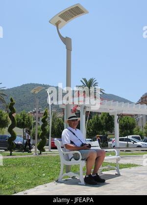 31. Mai 2017, Fethiye, Türkei: Ein unbekannter Engländer im Schatten sitzen entlang der Promenade in Fethiye, Türkei, 31. Mai 2017 Stockfoto