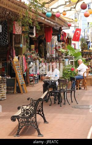 FETHIYE, TÜRKEI, 31. MAI 2017: Restaurants und Geschäfte entlang der Basare Gehwege in Fethiye in der Türkei, 31. Mai 2017 Stockfoto