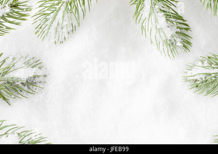 Künstliche Weihnachten Tanne Baum Wedel einen Rahmen um weiße Kunstschnee erstellen. Stockfoto