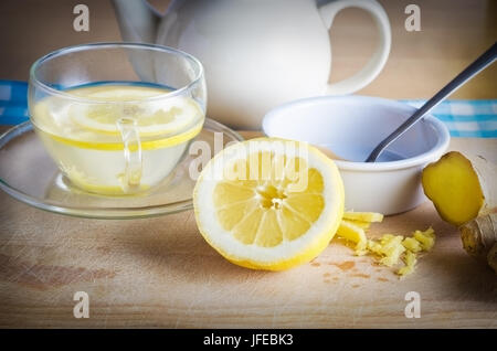 Küche-Vorbereitung-Szene mit Zutaten für einen Honig, Zitrone und Ingwer Drink - pflanzliche Hausmittel bei Erkältungen. Stockfoto