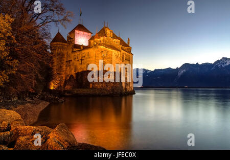 Das Schloss Chillon, ein 13. Jahrhundert Schloss am Ufer des Genfer Sees, nur 3 km südlich von Montreux (Schweiz) und ist einer der besten pre Stockfoto