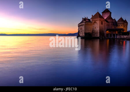 Das Schloss Chillon, ein 13. Jahrhundert Schloss am Ufer des Genfer Sees, nur 3 km südlich von Montreux (Schweiz) und ist einer der besten pre Stockfoto