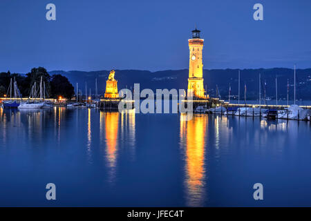 Lindauer Hafen und den Hafen gesehen zur blauen Stunde, Deutschland Stockfoto