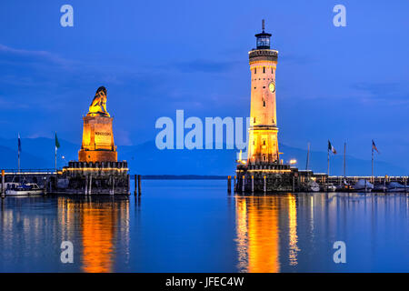 Lindauer Hafen und den Hafen gesehen zur blauen Stunde, Deutschland Stockfoto