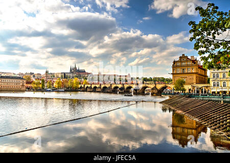 Charles Bridges über den Fluss Vitava in Prag, Tschechische Republik Stockfoto