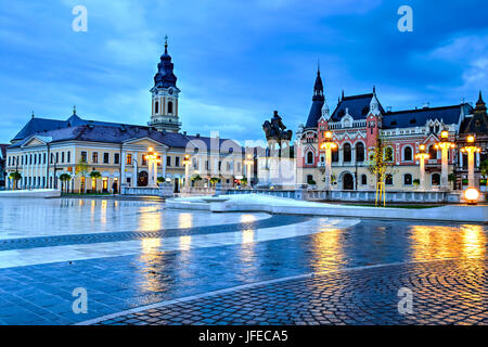 Union Square (Piata Unirii) gesehen zur blauen Stunde in Oradea, Rumänien Stockfoto