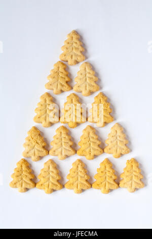 M & S Shortbread Mini-Weihnachtsbäume perfekt alle Butter festliche Leckereien in Form von Weihnachtsbaum isoliert auf weißem Hintergrund angeordnet Stockfoto