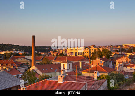 Ansicht von Pula, Kroatien Stadtbild bei Sonnenuntergang von oben Stockfoto