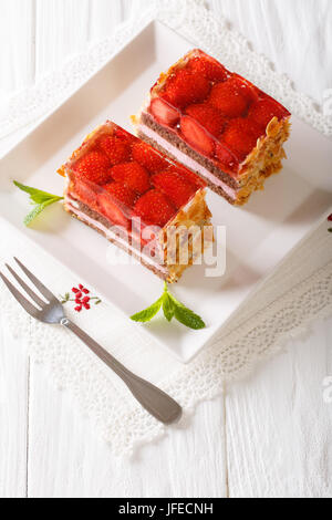 Elegante Dessert: Erdbeer-Schokoladen-Kuchen-close-up auf einem Teller auf den Tisch. vertikale Stockfoto