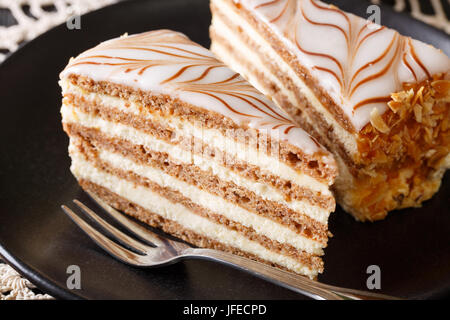 Schöne ungarische Esterhazy-Torte auf eine Platte Nahaufnahme. horizontale Stockfoto