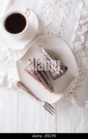 Schokolade Trüffel Torte Stück und Kaffee close-up auf dem Tisch. vertikale Ansicht von oben Stockfoto