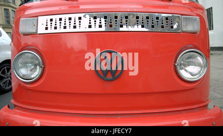 Detail der Volkswagen Wohnwagen van LKW klassische Abzeichen Motorhaube vorne rot Burnt sienna Stockfoto