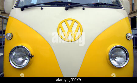 Detail der Volkswagen Wohnwagen van LKW klassische Abzeichen Motorhaube vorne gelb Stockfoto