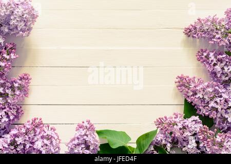 Vintage-Hintergrund mit Flieder. Schöne Vintage Stil Fotoarchiv mit lila Blüten auf hölzernen Hintergrund. Platz für Ihren Text zu kopieren / Pkt. Stockfoto