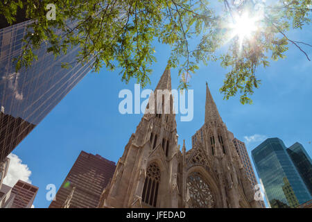 Die architektonischen Strukturen der St. Patricks Kathedrale in New York City, USA Stockfoto