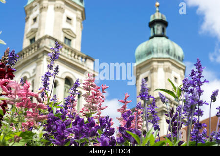 Grußkarte mit bunten Blumen und Kirche. schönen Sommer Blumen. Stockfoto