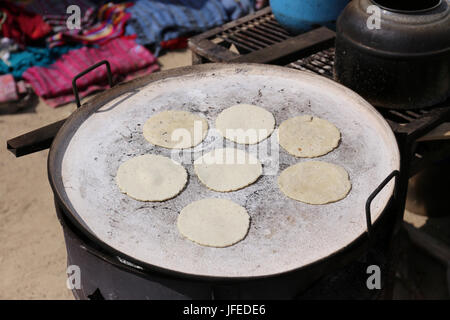 Backen Tortillas auf dem Feuer - guatemaltekische pupusas Stockfoto