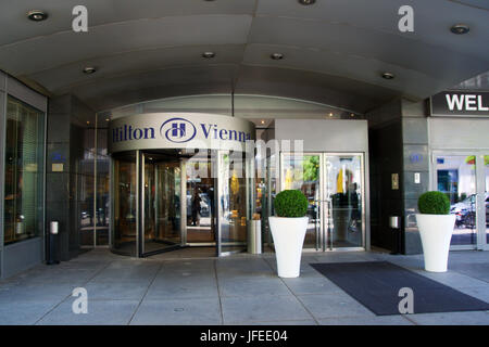 Wien, Österreich - 30. April 2017: Das Logo über dem Haupteingang des Hilton Wien Hotel in Wien, fünf-Sterne-Hotel Hilton in der Nähe der grünen Stadt-Park-Stadtpark Stockfoto