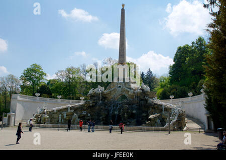 Wien, Österreich - 30. April 2017: Ansicht des Obelisk-Brunnen (Obeliskbrunnen) im öffentlichen Park von Schloss Schönbrunn. Touristen stehen vor dem Brunnen Stockfoto