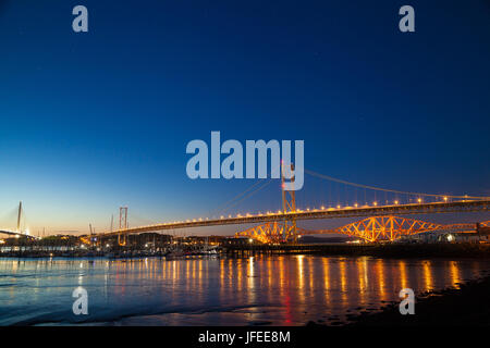 Die Forth Road und Eisenbahnbrücke in der Nacht in der Nähe von Edinburgh Stockfoto