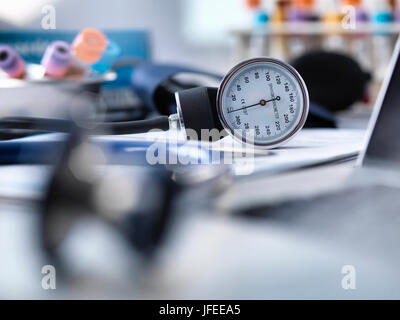 Blutdruck messen, Stethoskop und Humanproben warten auf medizinische Tests. Stockfoto