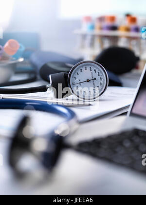 Blutdruck messen, Stethoskop und Humanproben warten auf medizinische Tests. Stockfoto