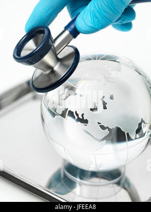 Globalen Healthcare, Konzeptbild. Globus und Stethoskop. Stockfoto