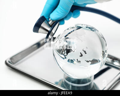 Globalen Healthcare, Konzeptbild. Globus und Stethoskop. Stockfoto