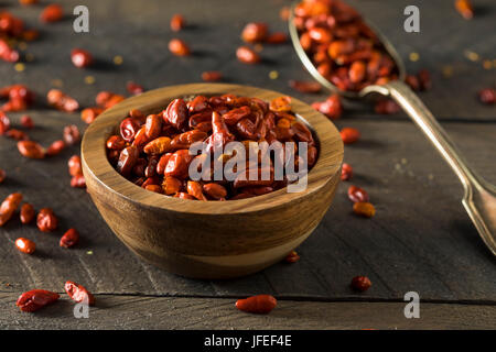 Bio trockenen kleinen Pequin Chili Paprika in eine Schüssel geben Stockfoto