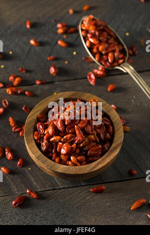 Bio trockenen kleinen Pequin Chili Paprika in eine Schüssel geben Stockfoto