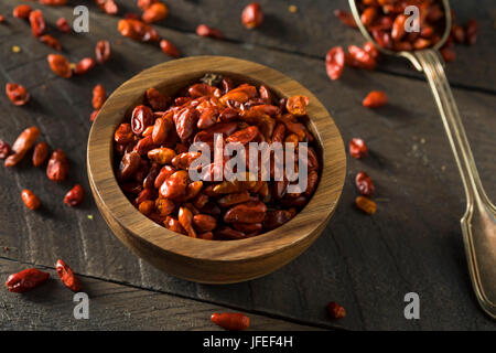 Bio trockenen kleinen Pequin Chili Paprika in eine Schüssel geben Stockfoto