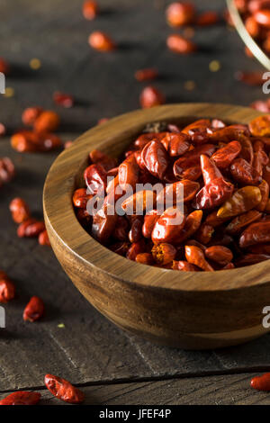 Bio trockenen kleinen Pequin Chili Paprika in eine Schüssel geben Stockfoto