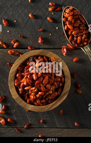 Bio trockenen kleinen Pequin Chili Paprika in eine Schüssel geben Stockfoto