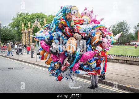 Haufen bunte Luftballons in verschiedenen Formen zum Verkauf auf der Straße vor dem Goldenen Tor von Warrington Rathaus am Wandertag Stockfoto